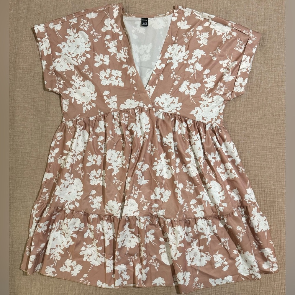 BRAND NEW! Adorable silky floral dress, nude/white/pink, twirly, XXL, v-neck
